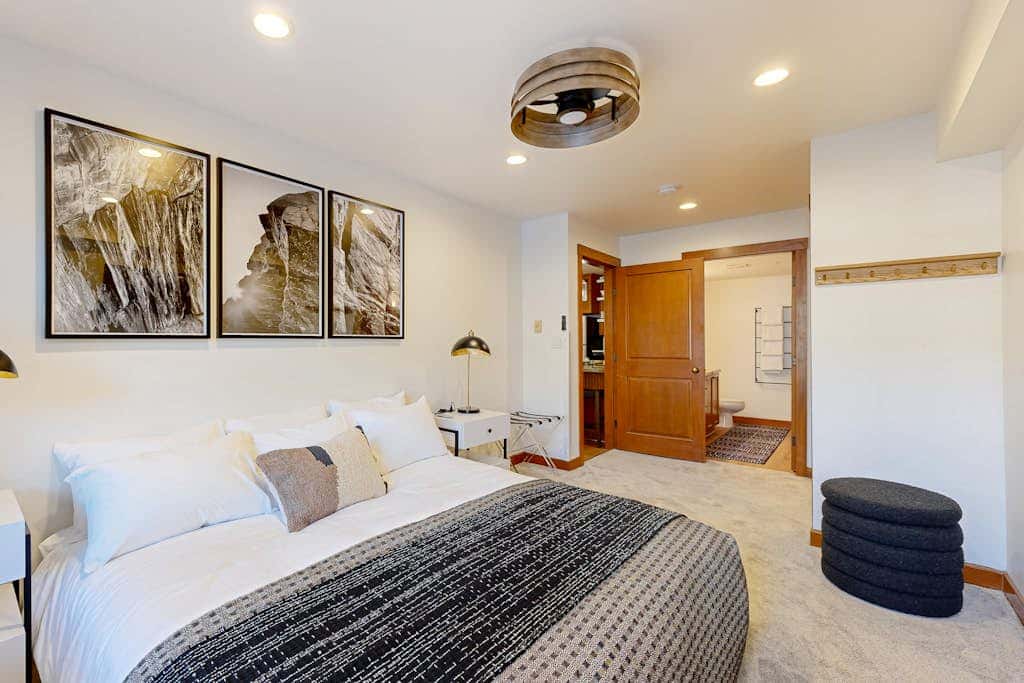 Cozy condo with  shared hot tub & pool, foosball, near ski lifts