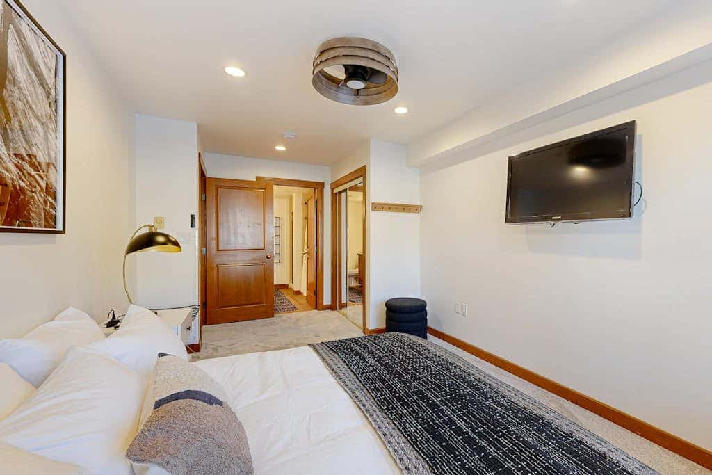 Cozy condo with  shared hot tub & pool, foosball, near ski lifts