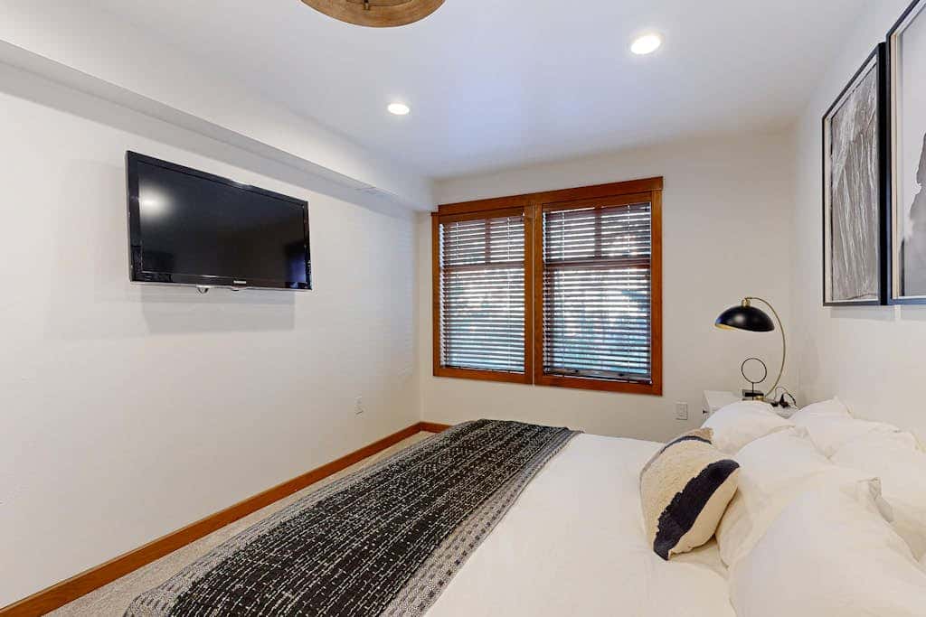 Cozy condo with  shared hot tub & pool, foosball, near ski lifts