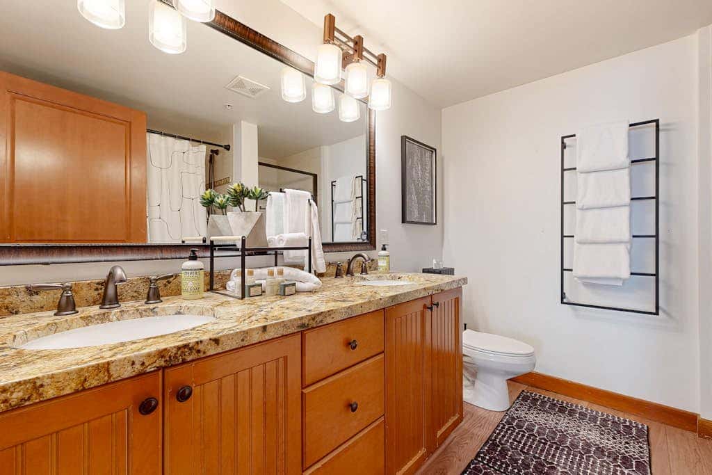 Cozy condo with  shared hot tub & pool, foosball, near ski lifts