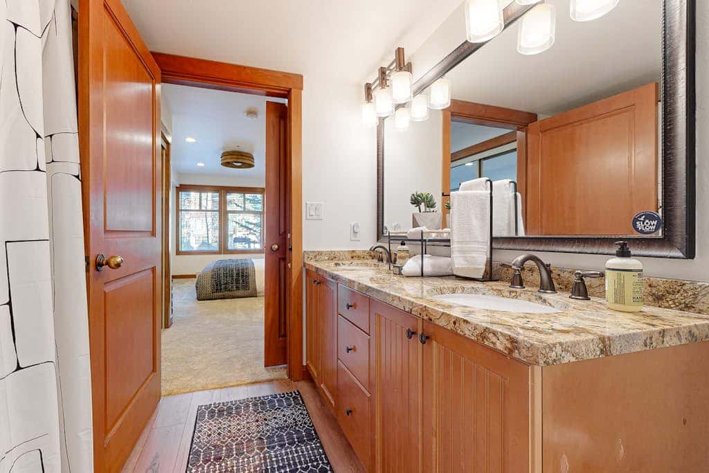 Cozy condo with  shared hot tub & pool, foosball, near ski lifts