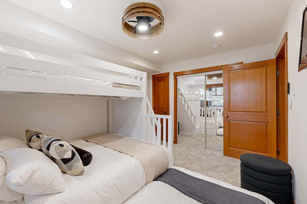 Cozy condo with  shared hot tub & pool, foosball, near ski lifts