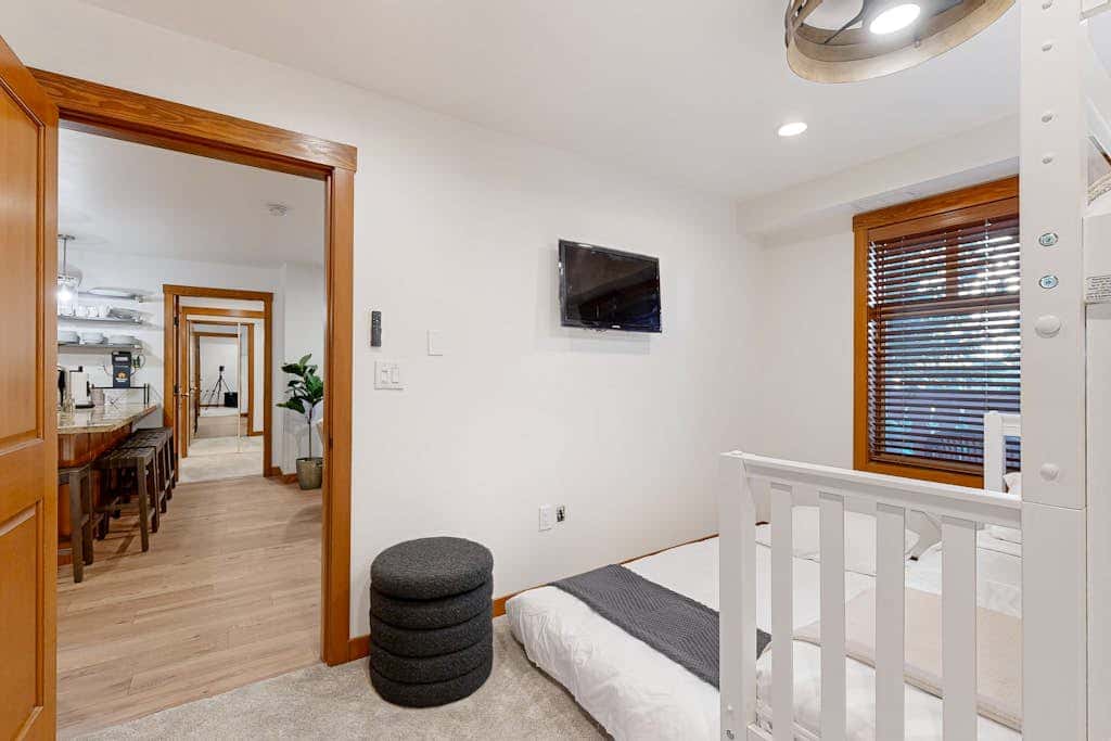 Cozy condo with  shared hot tub & pool, foosball, near ski lifts
