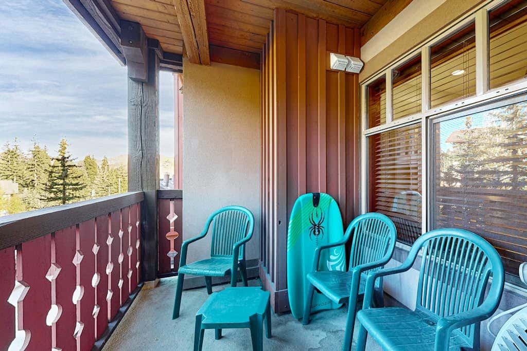 Cozy condo with  shared hot tub & pool, foosball, near ski lifts