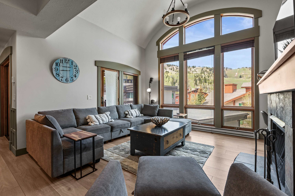 Resort Townhome with Deck, Grill, Fireplace, WiFi, Shared Pool & Hot Tub-Sauna