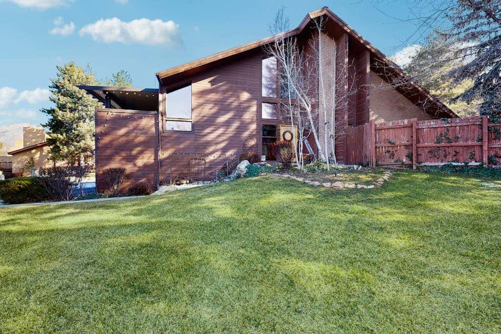 Spacious split-level townhome with private hot tub & game room -close to canyons