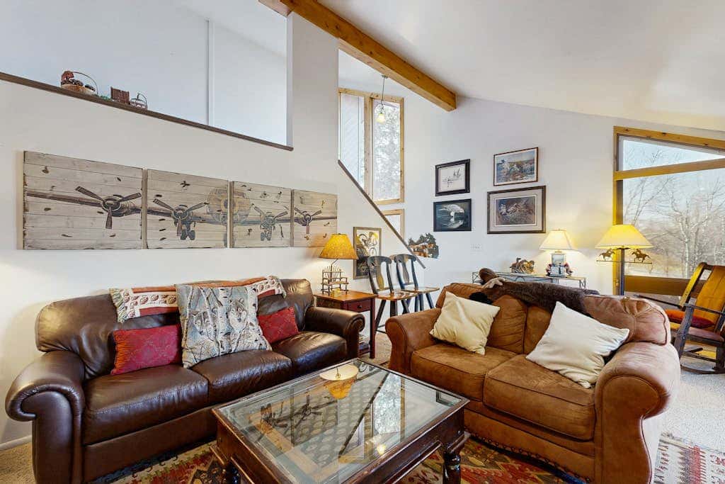 Spacious split-level townhome with private hot tub & game room -close to canyons