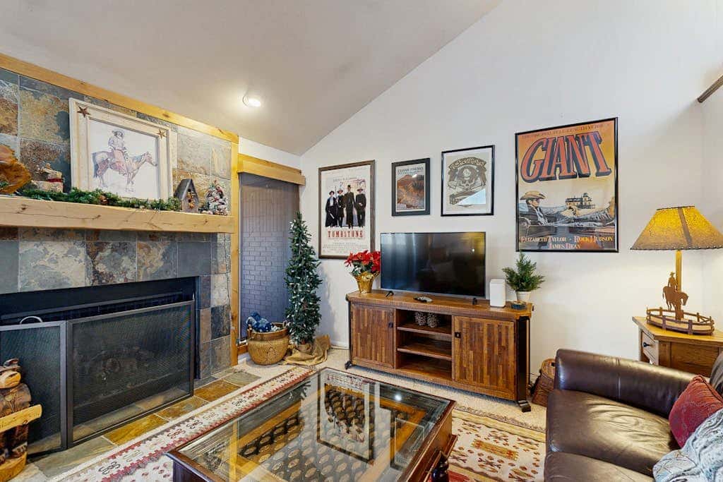 Spacious split-level townhome with private hot tub & game room -close to canyons