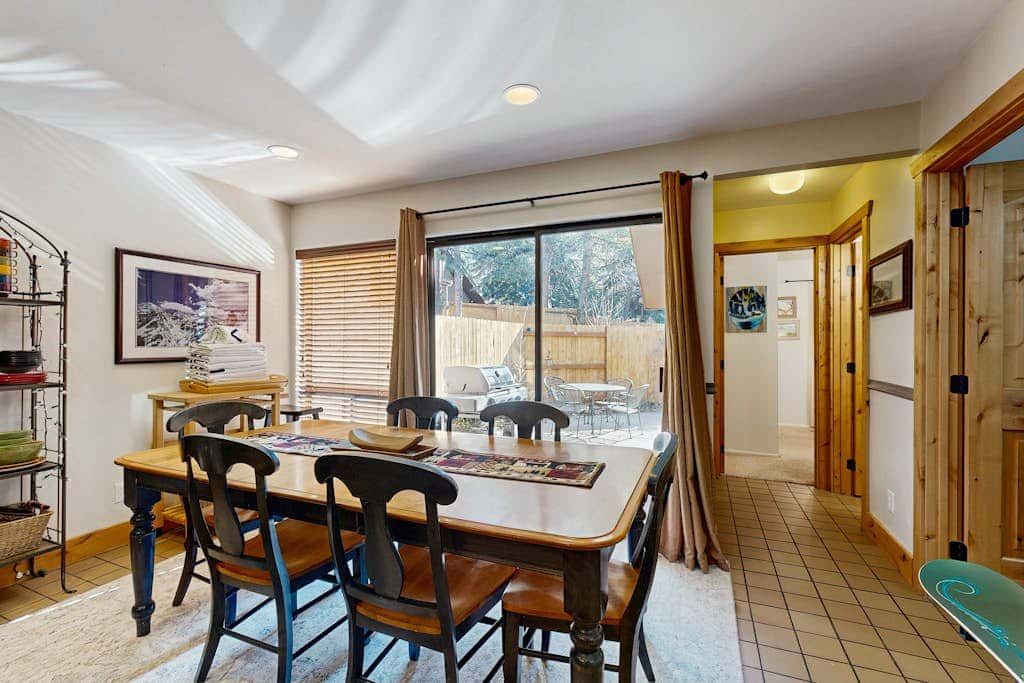 Spacious split-level townhome with private hot tub & game room -close to canyons