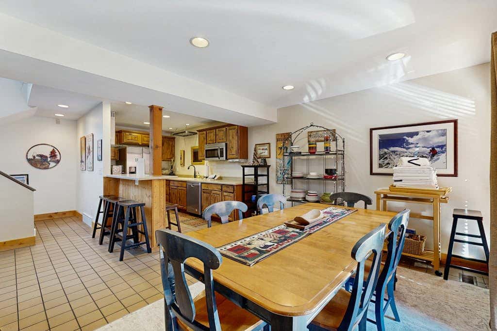 Spacious split-level townhome with private hot tub & game room -close to canyons