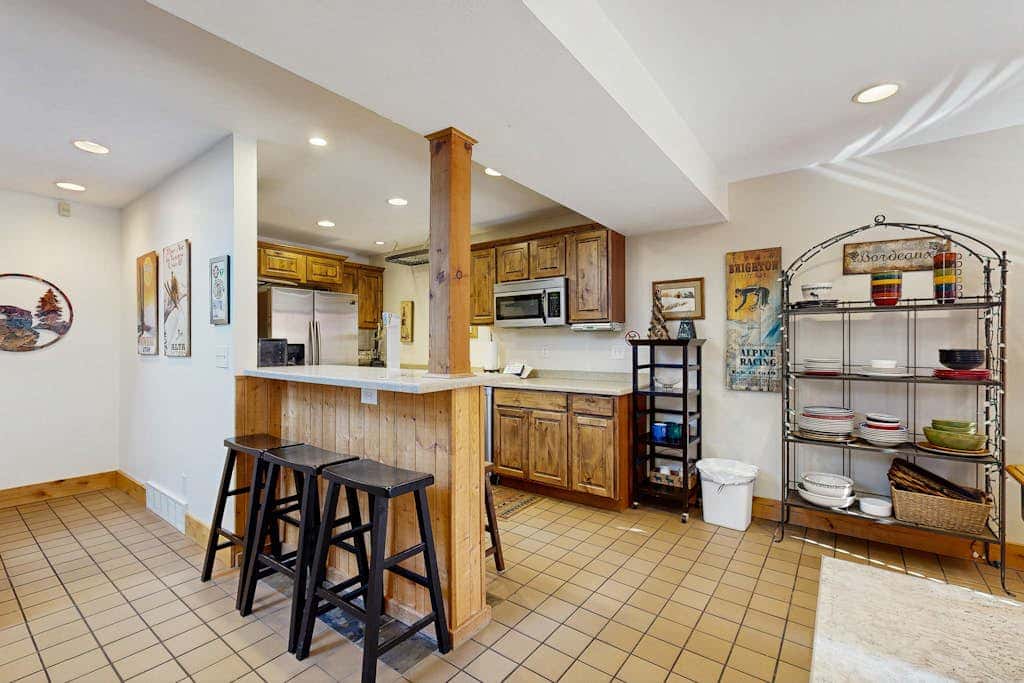 Spacious split-level townhome with private hot tub & game room -close to canyons