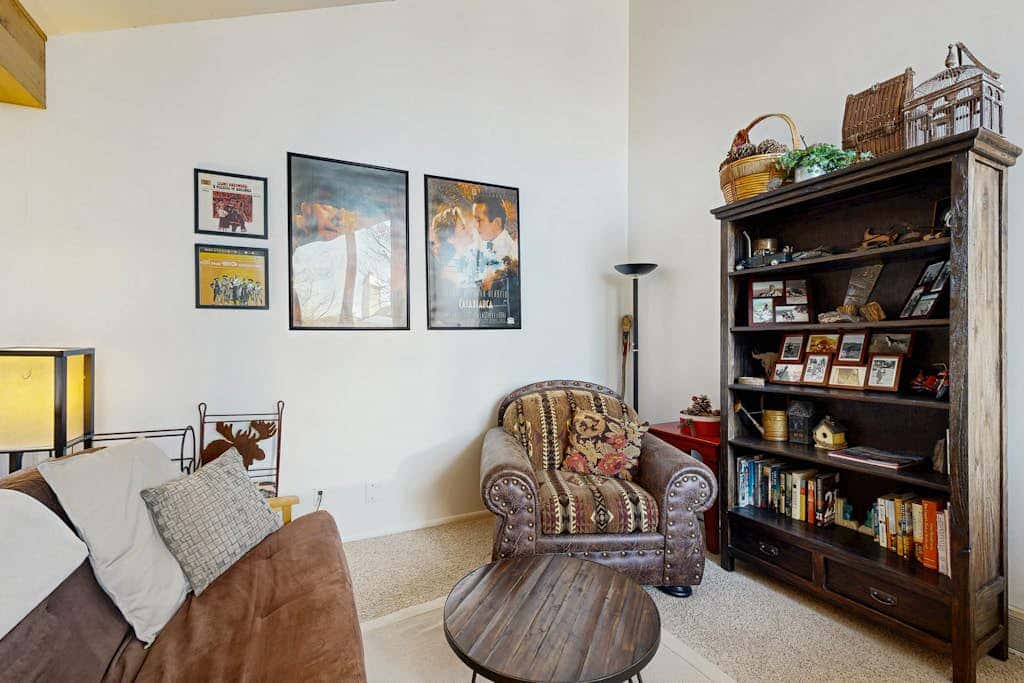 Spacious split-level townhome with private hot tub & game room -close to canyons