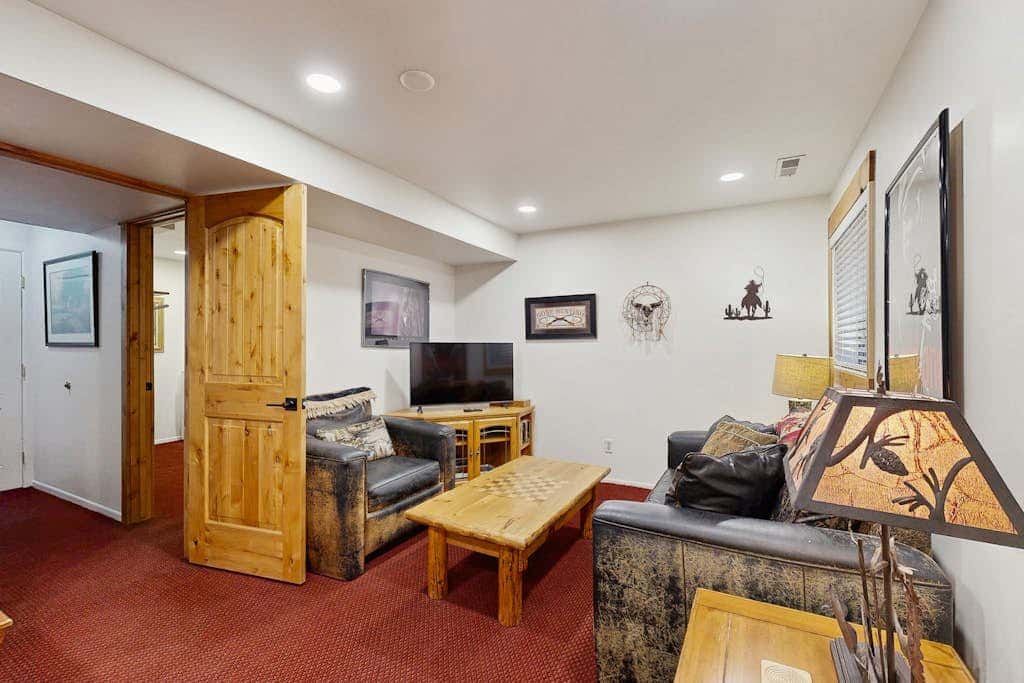 Spacious split-level townhome with private hot tub & game room -close to canyons
