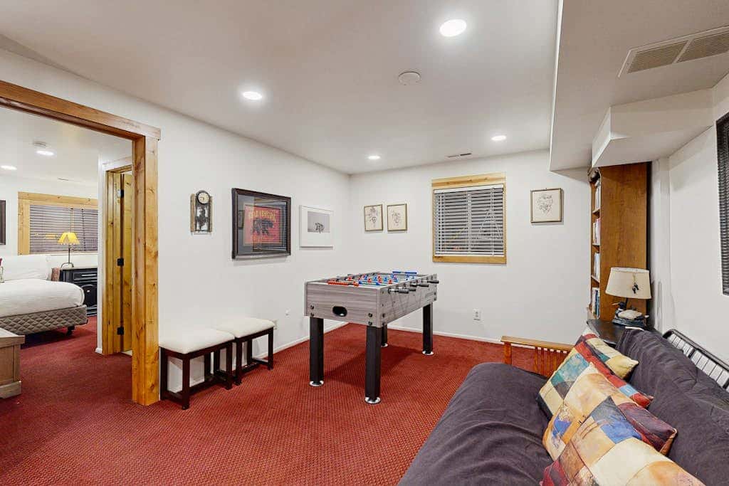 Spacious split-level townhome with private hot tub & game room -close to canyons