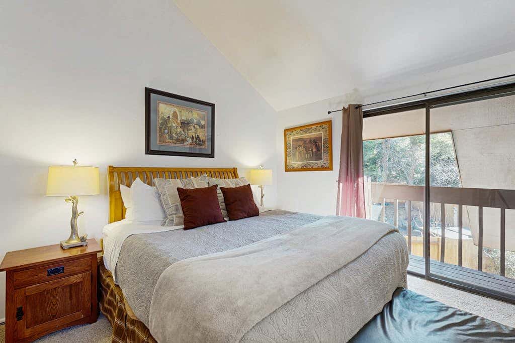Spacious split-level townhome with private hot tub & game room -close to canyons