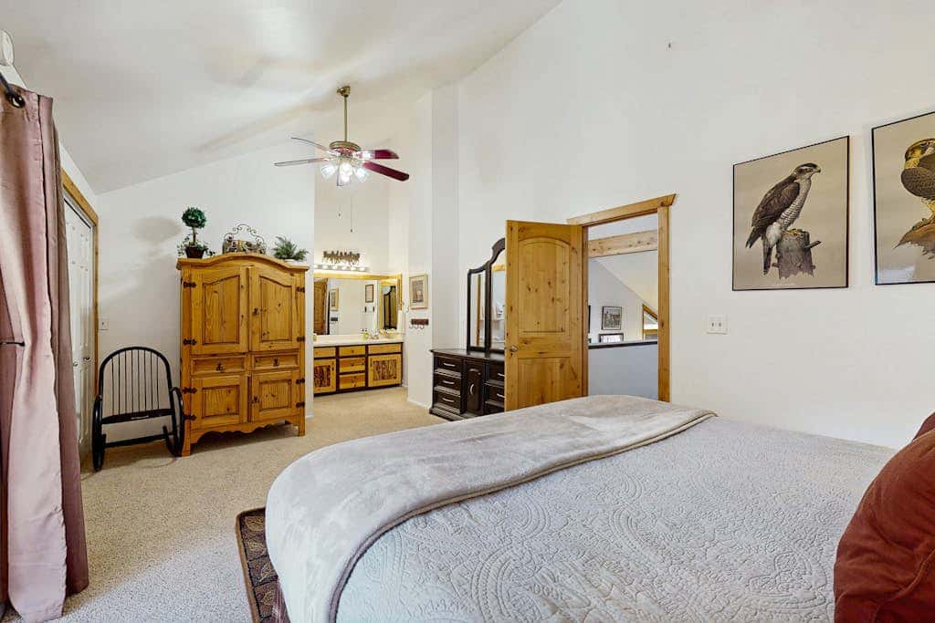 Spacious split-level townhome with private hot tub & game room -close to canyons