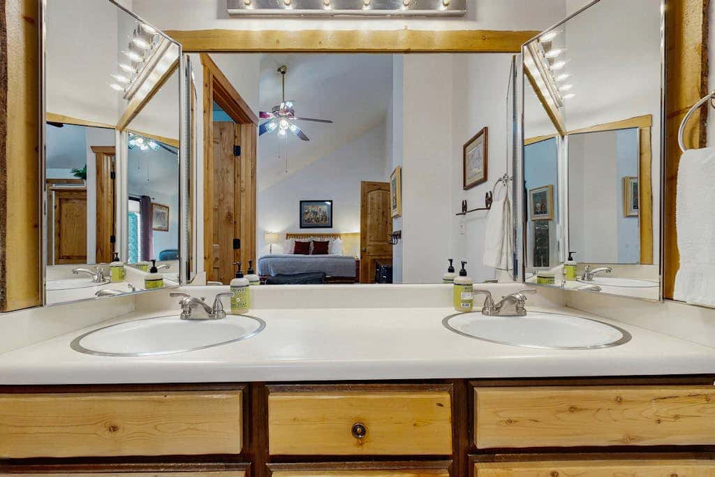 Spacious split-level townhome with private hot tub & game room -close to canyons