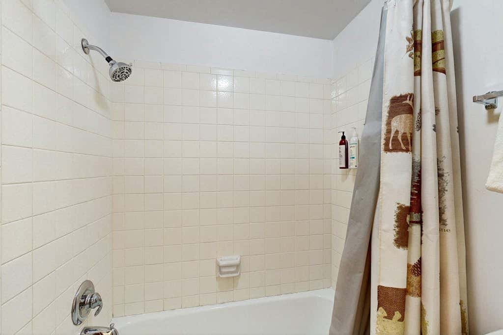 Spacious split-level townhome with private hot tub & game room -close to canyons