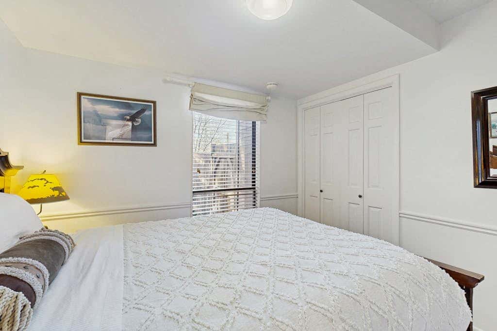 Spacious split-level townhome with private hot tub & game room -close to canyons
