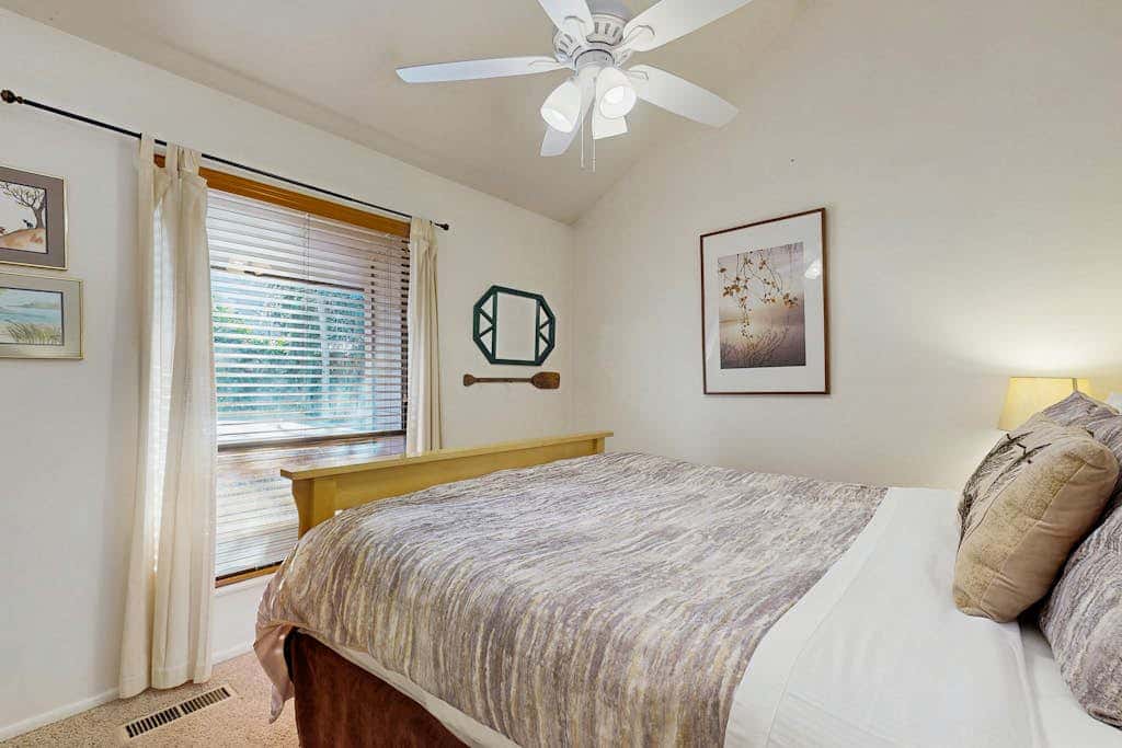 Spacious split-level townhome with private hot tub & game room -close to canyons