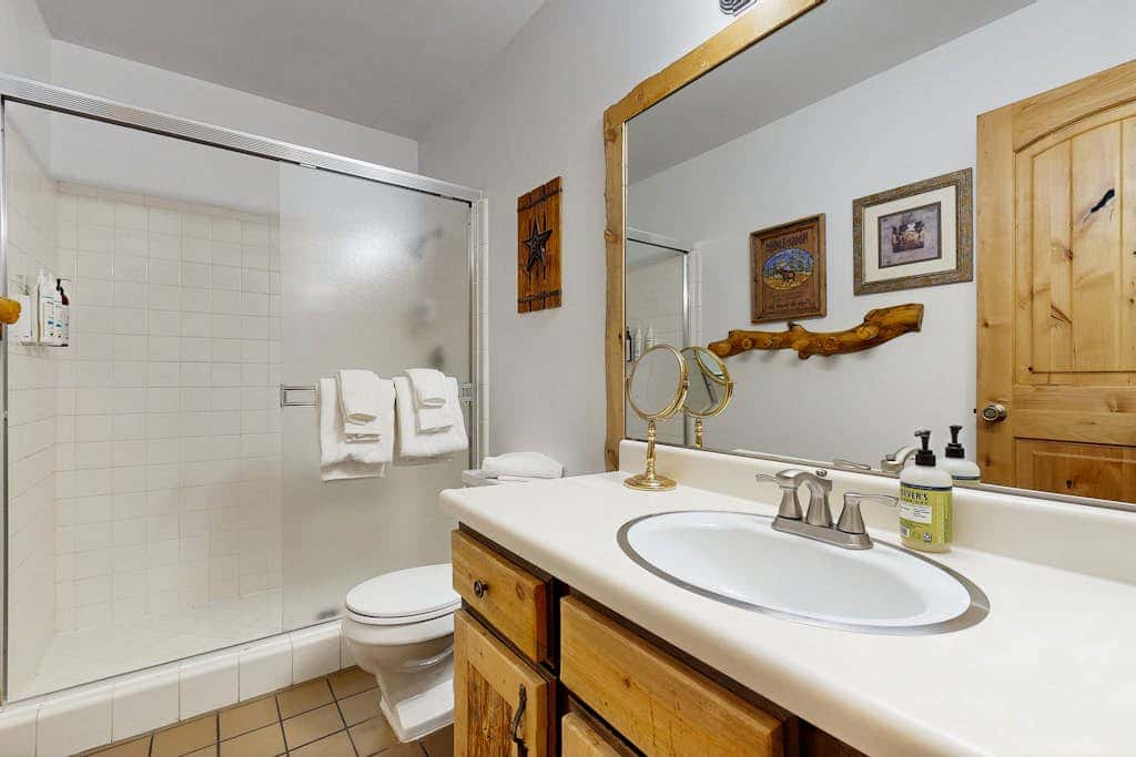 Spacious split-level townhome with private hot tub & game room -close to canyons