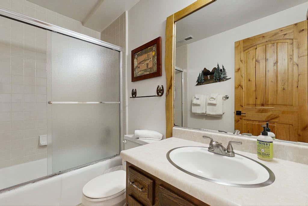 Spacious split-level townhome with private hot tub & game room -close to canyons