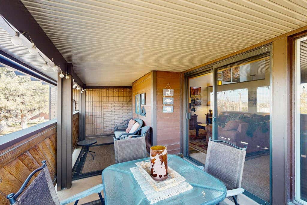 Spacious split-level townhome with private hot tub & game room -close to canyons