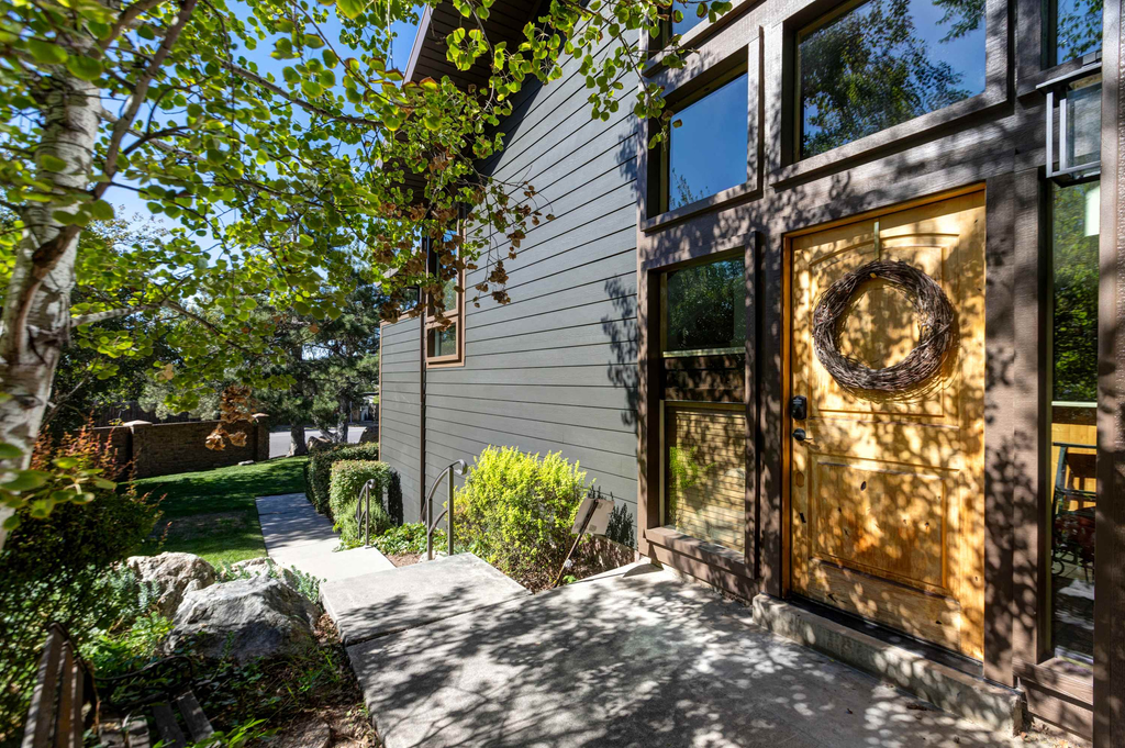 Spacious split-level townhome with private hot tub & game room -Close to little and big Cottonwood Canyons