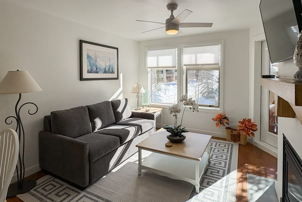 Cozy mountain-view condo with shared hot tub, pool & more - walk to ski lifts