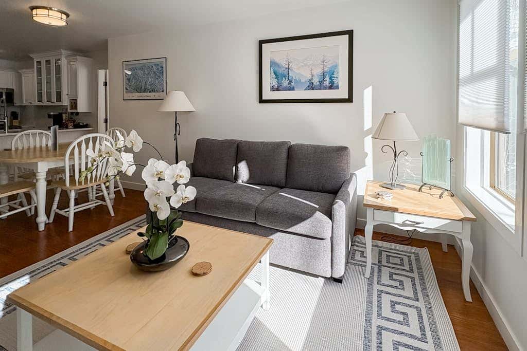 Cozy mountain-view condo with shared hot tub, pool & more - walk to ski lifts