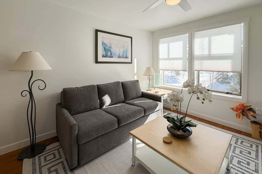 Cozy mountain-view condo with shared hot tub, pool & more - walk to ski lifts