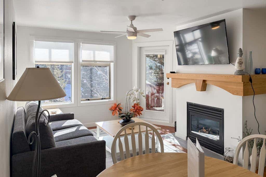 Cozy mountain-view condo with shared hot tub, pool & more - walk to ski lifts