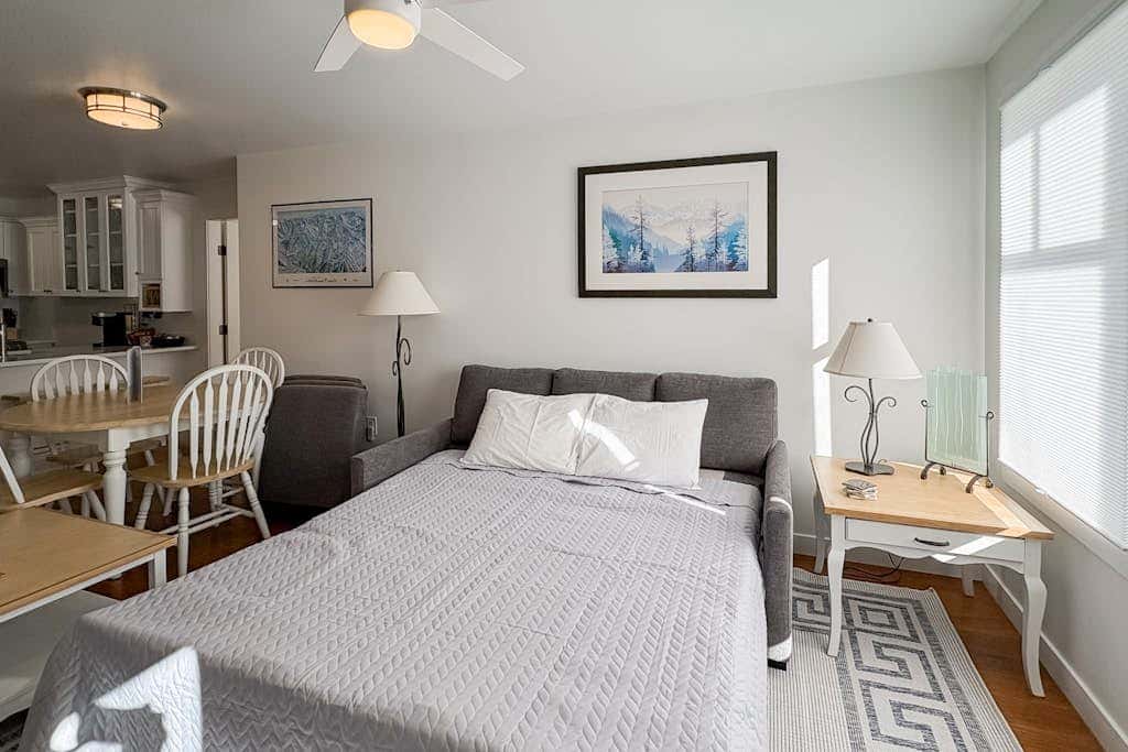 Cozy mountain-view condo with shared hot tub, pool & more - walk to ski lifts