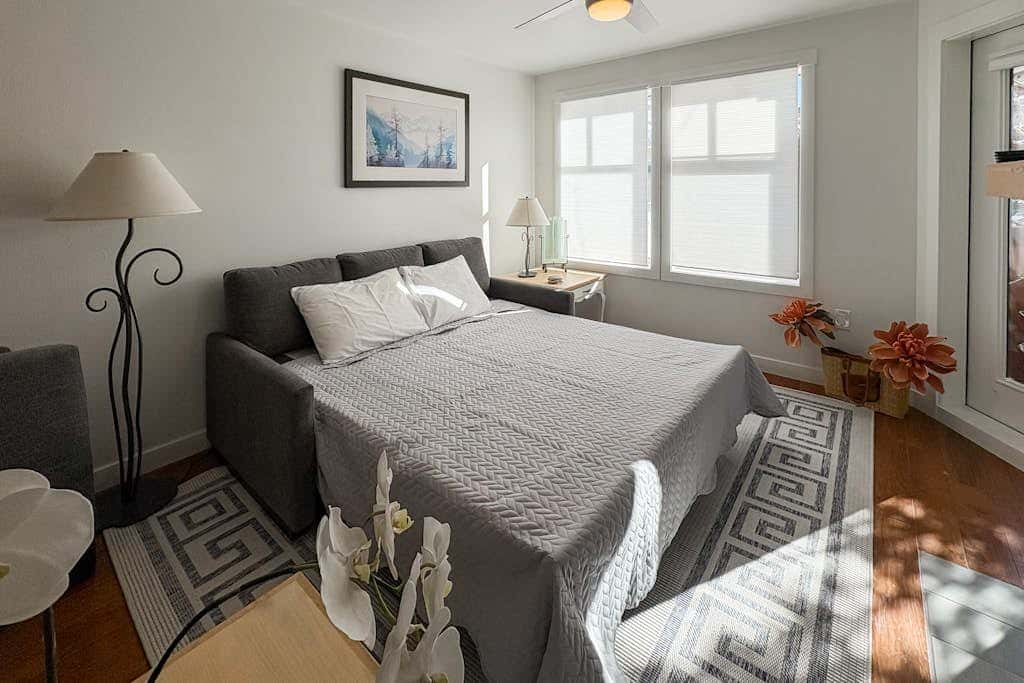Cozy mountain-view condo with shared hot tub, pool & more - walk to ski lifts
