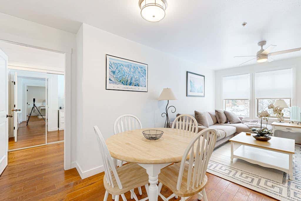 Cozy mountain-view condo with shared hot tub, pool & more - walk to ski lifts