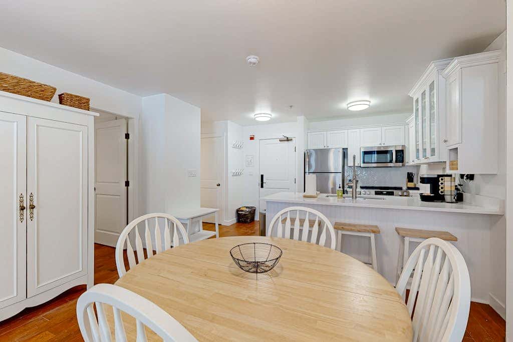 Cozy mountain-view condo with shared hot tub, pool & more - walk to ski lifts