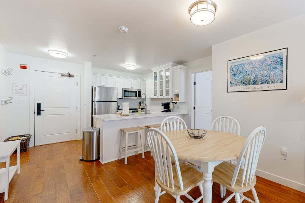 Cozy mountain-view condo with shared hot tub, pool & more - walk to ski lifts