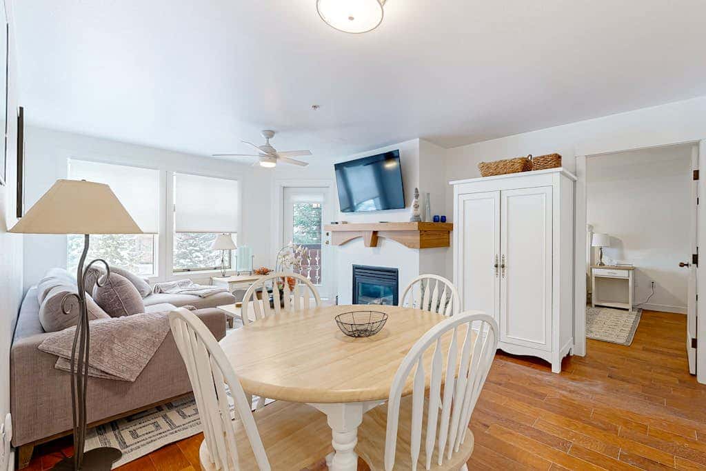 Cozy mountain-view condo with shared hot tub, pool & more - walk to ski lifts