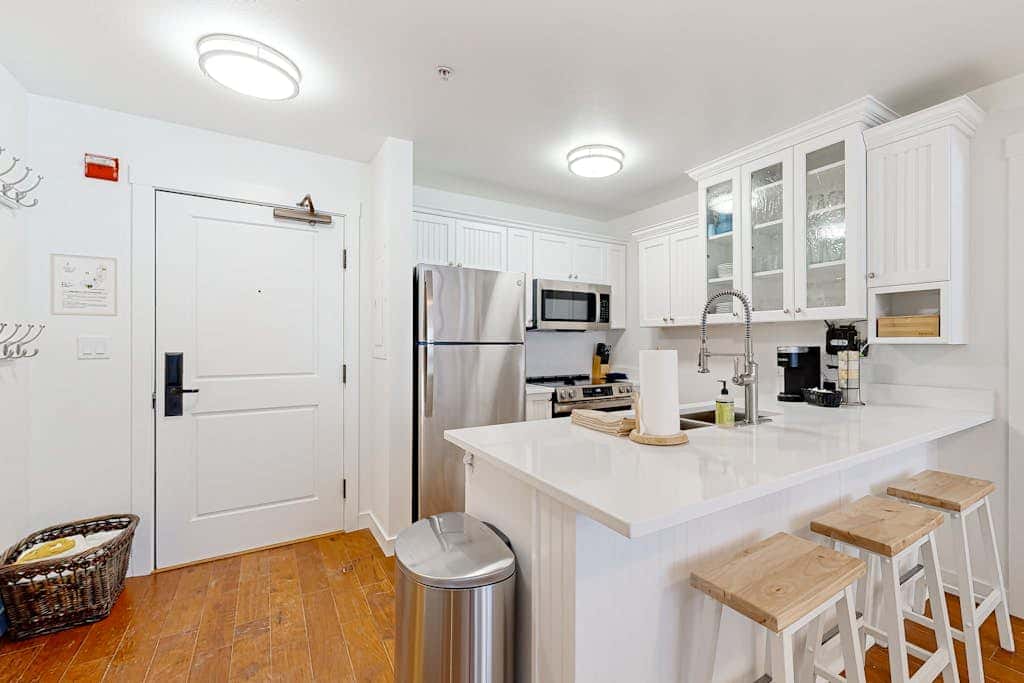 Cozy mountain-view condo with shared hot tub, pool & more - walk to ski lifts