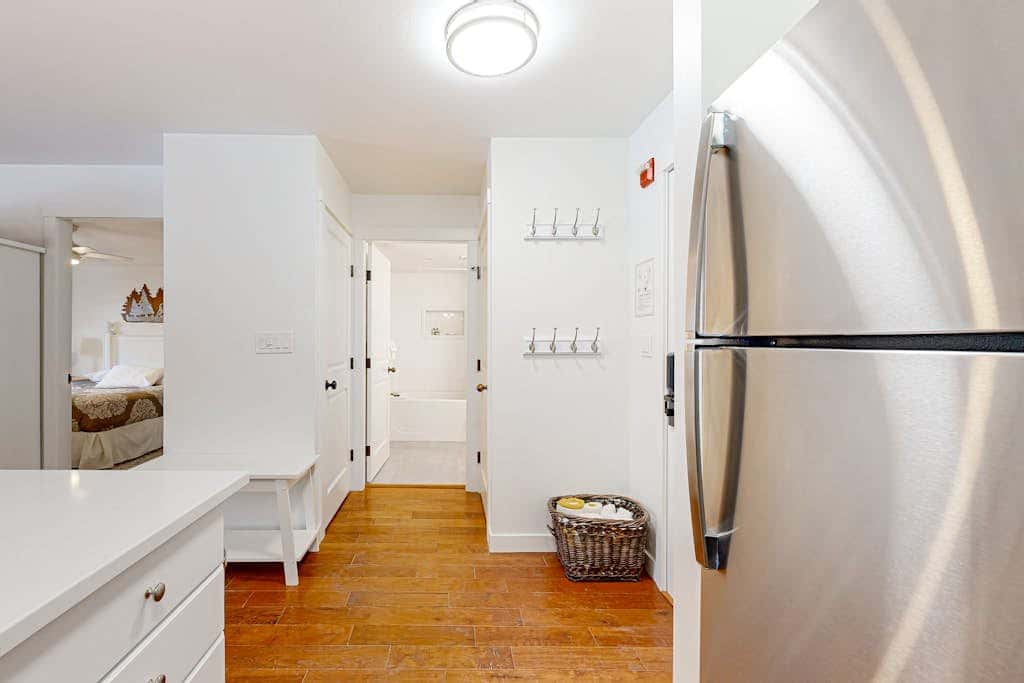 Cozy mountain-view condo with shared hot tub, pool & more - walk to ski lifts
