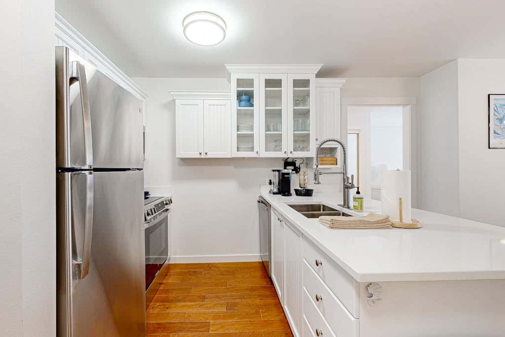 Cozy mountain-view condo with shared hot tub, pool & more - walk to ski lifts