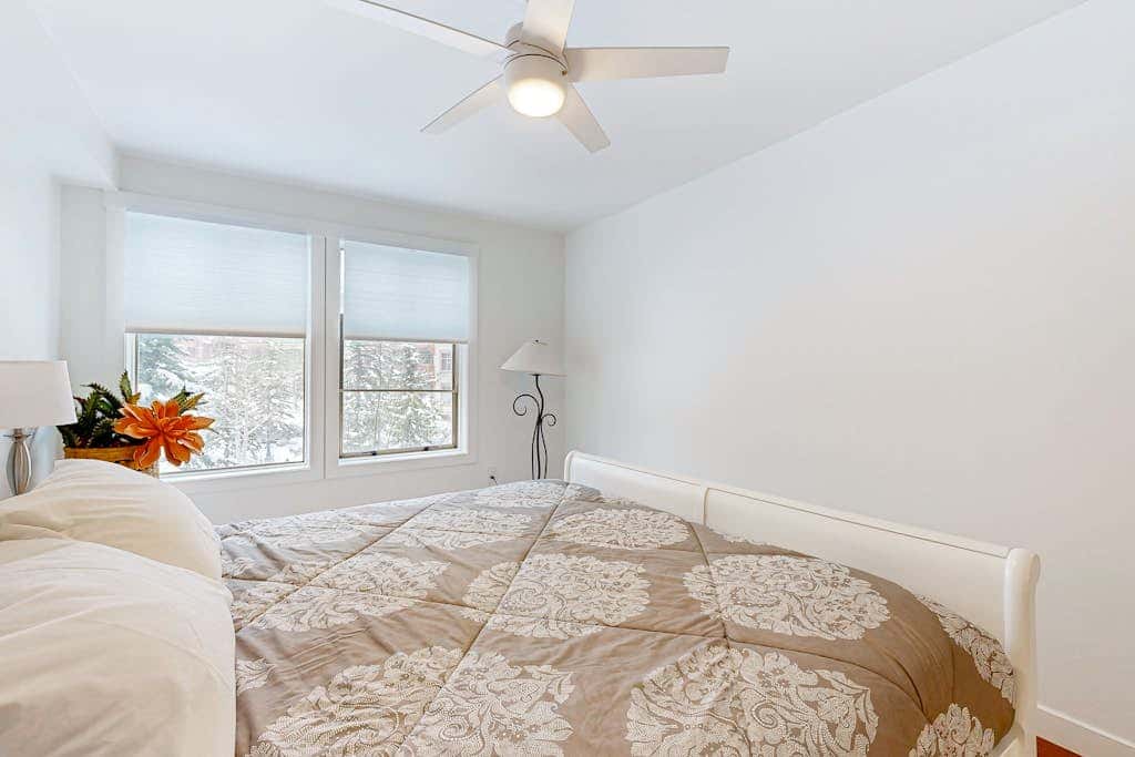 Cozy mountain-view condo with shared hot tub, pool & more - walk to ski lifts