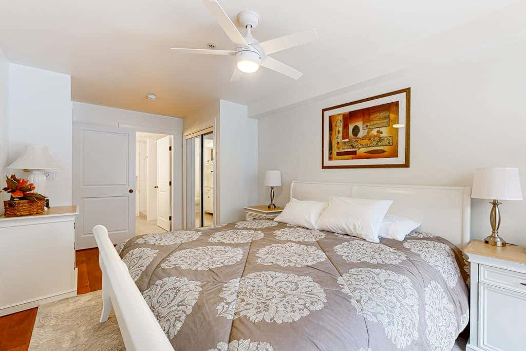 Cozy mountain-view condo with shared hot tub, pool & more - walk to ski lifts