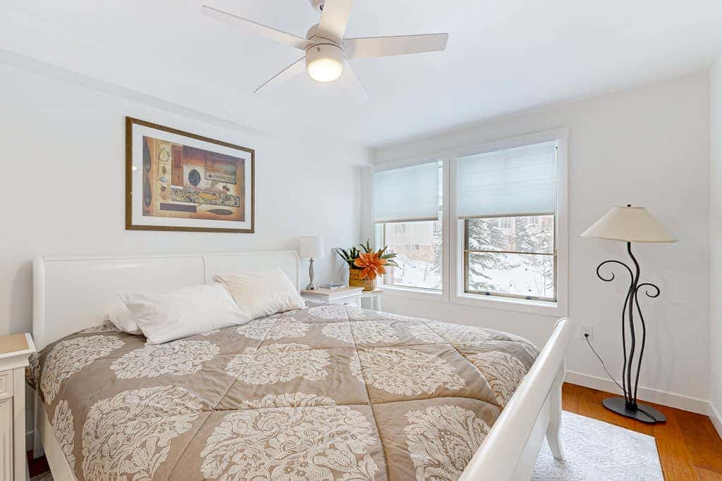 Cozy mountain-view condo with shared hot tub, pool & more - walk to ski lifts