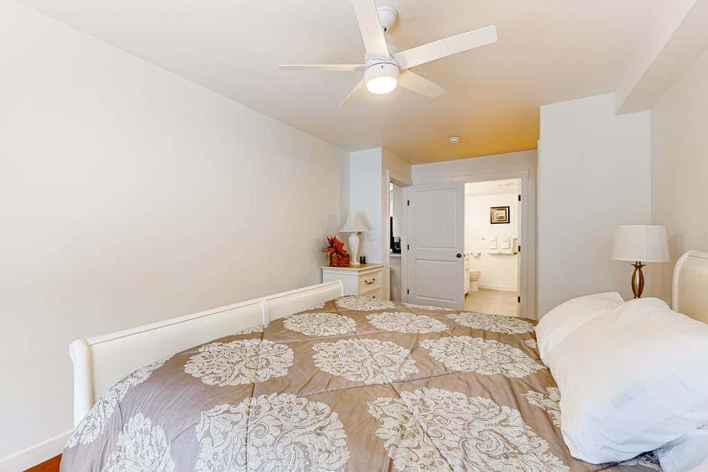 Cozy mountain-view condo with shared hot tub, pool & more - walk to ski lifts