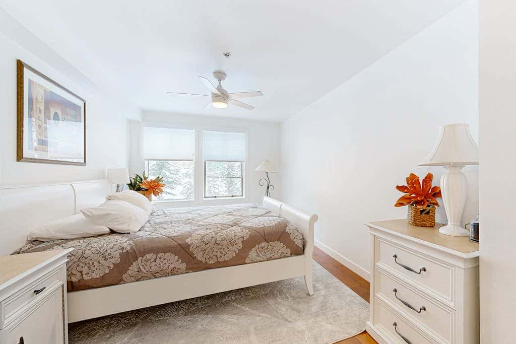 Cozy mountain-view condo with shared hot tub, pool & more - walk to ski lifts