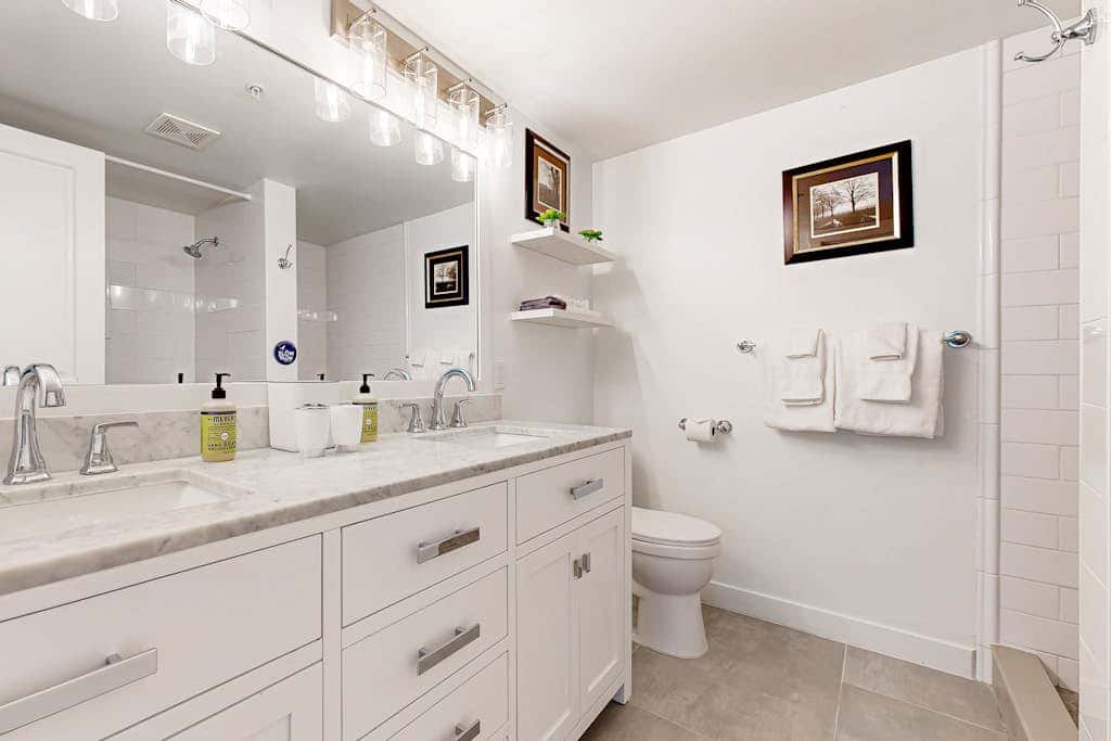 Cozy mountain-view condo with shared hot tub, pool & more - walk to ski lifts