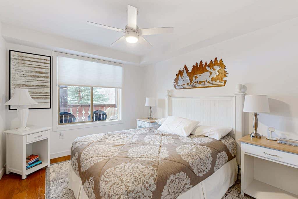 Cozy mountain-view condo with shared hot tub, pool & more - walk to ski lifts