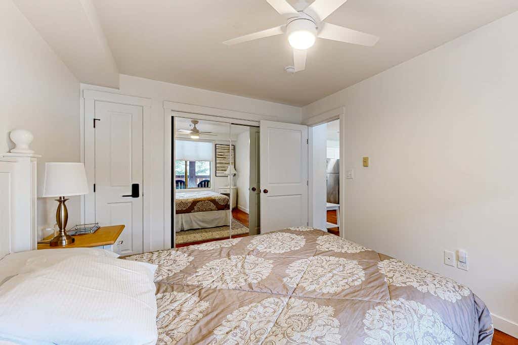 Cozy mountain-view condo with shared hot tub, pool & more - walk to ski lifts
