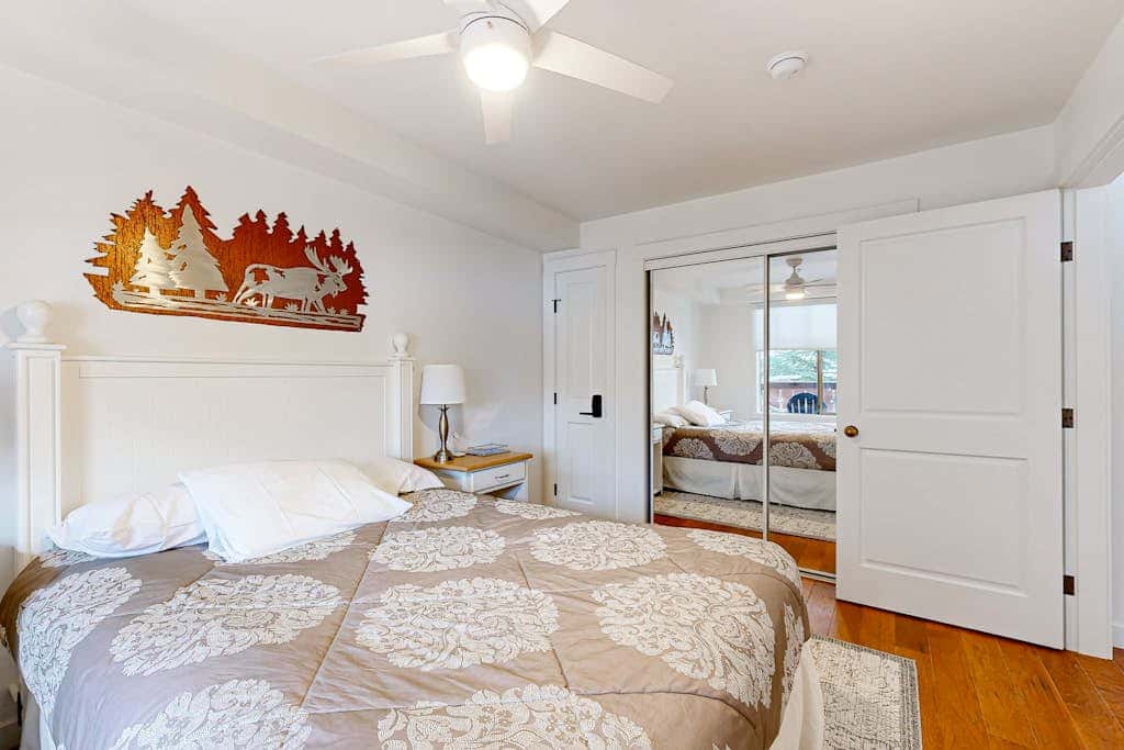Cozy mountain-view condo with shared hot tub, pool & more - walk to ski lifts